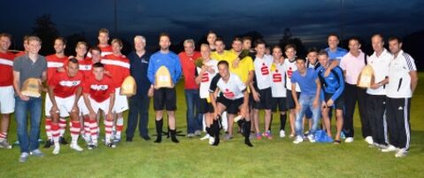 Sie posieren gemeinsam für den Fotografen: die vier Fußballteams, die beim Benefizfußballturnier des Hegau-Jugendwerks zu Gunsten eines guten Zwecks kickten. Bild: aj